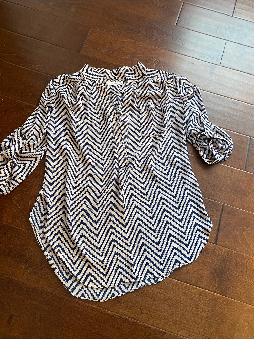 Entro Navy & light BlushChevron Zig Zag Roll-Tab Tunic Blouse Top Size M